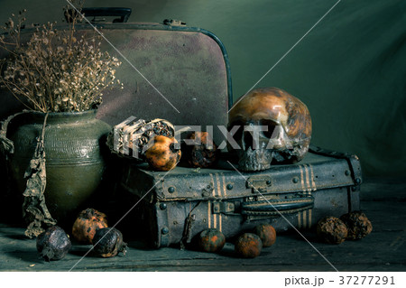 Human skull and flower vase old treasure on wooden Human skull and flower vase old treasure on wooden 37277291
