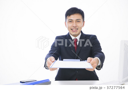 ビジネス　男性　ビジネスマン 37277564