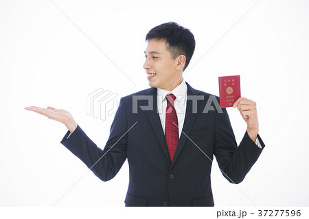 ビジネス　男性　ビジネスマン 37277596