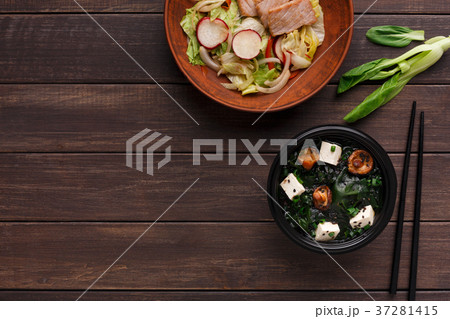 Bowl of rice noodles on wooden background 37281415