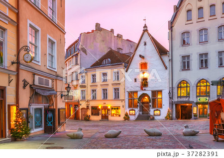Morning street in the Old Town, Tallinn, Estonia 37282391