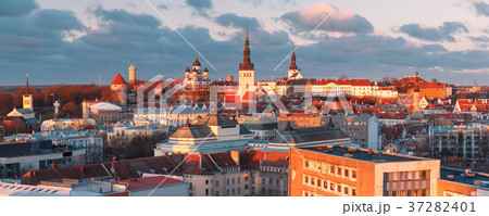 Aerial view old town at sunset, Tallinn, Estonia 37282401