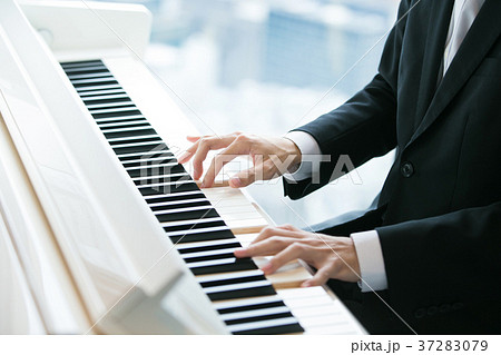 ピアノを弾く男性の写真素材 37283079 Pixta