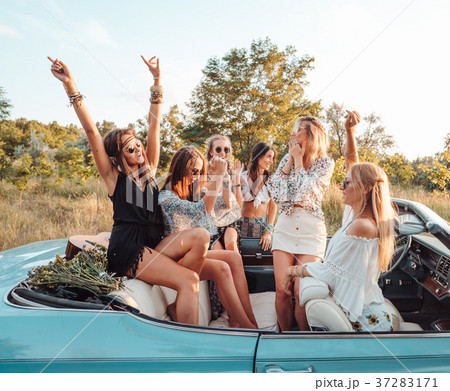 Six girls have fun in the countryside Six girls have fun in the countryside 37283171