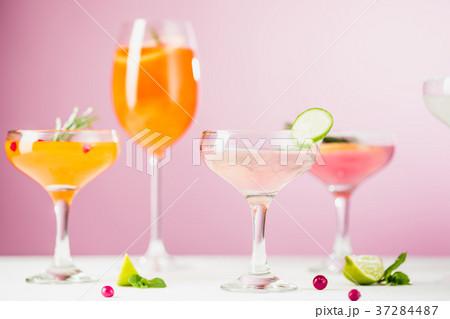 The rose exotic cocktails and fruits on pink 37284487