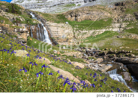 Waterfall de cotatuero under Monte Perdido  37286175