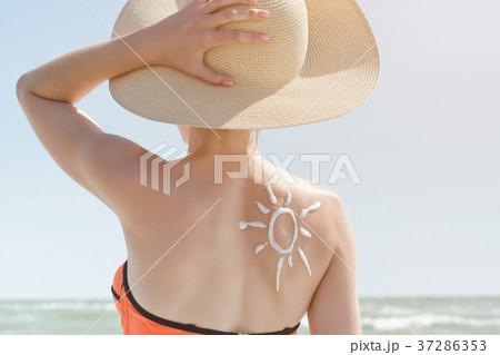 Back of a girl with a painted cream sun Back of a girl with a painted cream sun 37286353