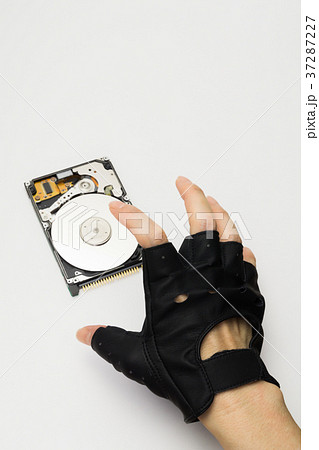 HDDを狙う黒い手 HDDを狙う黒い手 37287227