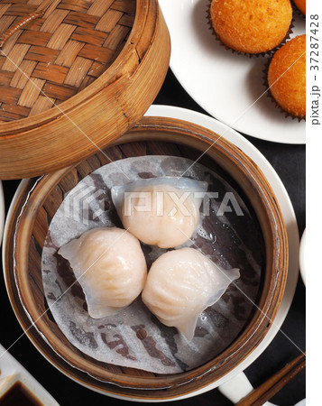 Steamed prawn dumpling 37287428