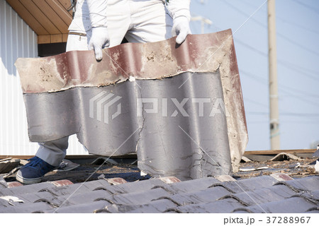 屋根工事 瓦の葺き替え　古い瓦を剥がす 37288967