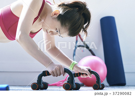 室内でトレーニングする女性 37290082