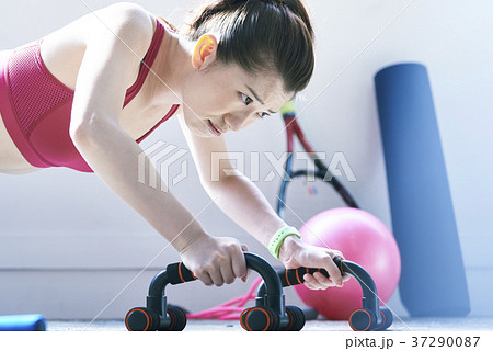 室内でトレーニングする女性 37290087