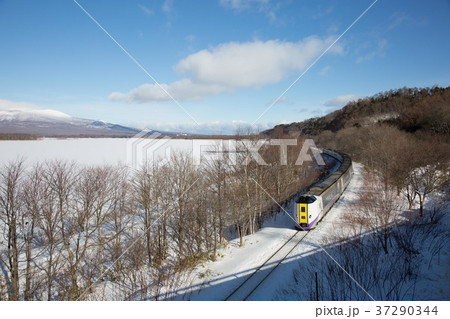 冬の北海道駒ヶ岳と特急列車 37290344