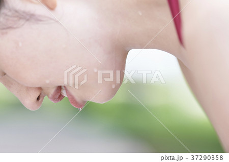 トレーニングで大量の汗をかく若い女性 トレーニングで大量の汗をかく若い女性 37290358