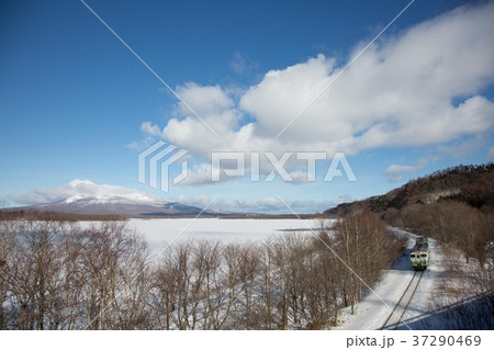 冬の北海道駒ヶ岳と特急列車 37290469