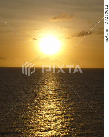 海に沈む夕日 37290612