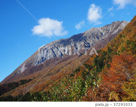 紅葉する山 37291033