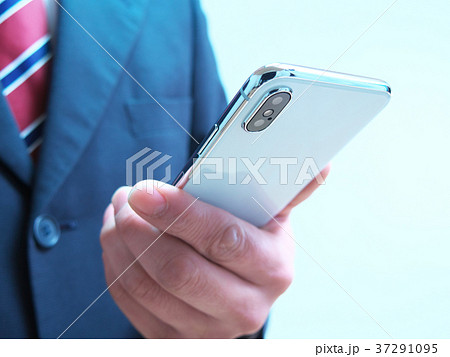 スマートフォンを持つビジネスマン 37291095