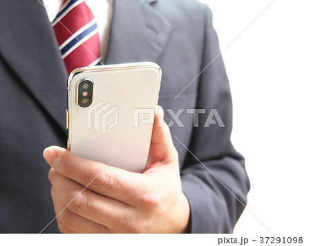 スマートフォンを持つビジネスマン 37291098