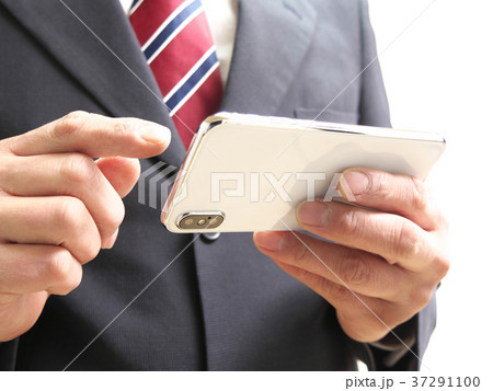 スマートフォンを持つビジネスマン スマートフォンを持つビジネスマン 37291100
