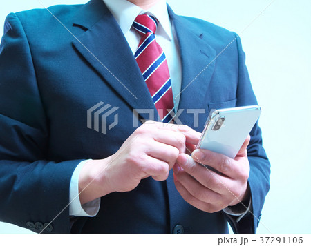 スマートフォンを持つビジネスマン 37291106