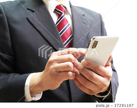 スマートフォンを持つビジネスマン スマートフォンを持つビジネスマン 37291107
