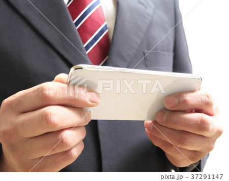 スマートフォンを持つビジネスマン スマートフォンを持つビジネスマン 37291147
