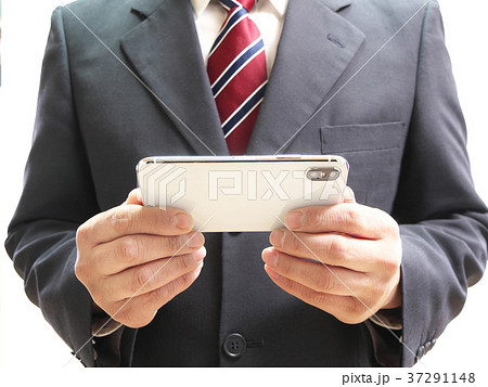 スマートフォンを持つビジネスマン スマートフォンを持つビジネスマン 37291148