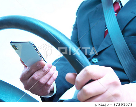 危険運転（ながらスマホ） 37291673