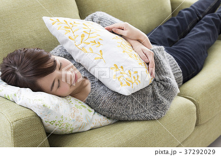 リビングで仮眠する女性 リビングで仮眠する女性 37292029
