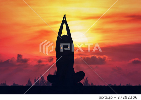 silhouette yoga woman with sun rise. silhouette yoga woman with sun rise. 37292306