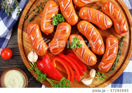 fried beef sausages on round cutting board fried beef sausages on round cutting board 37292693