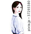 振り返る女性 37293380