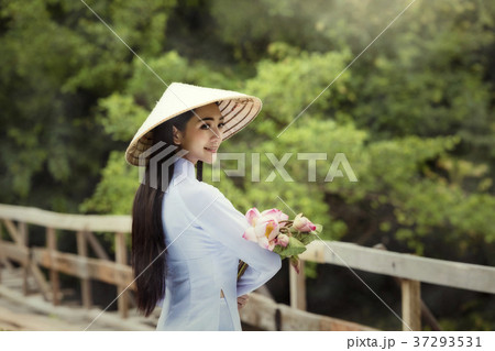 Vietnam Portrait beautiful woman in Ao Dai 37293531