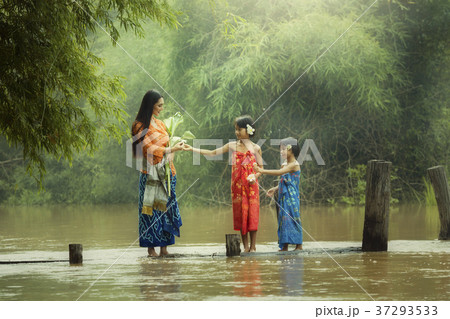Asian Families Sister and sister  37293533