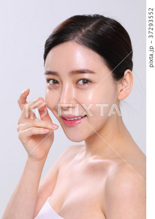 スキンケア 顔 女性 37293552