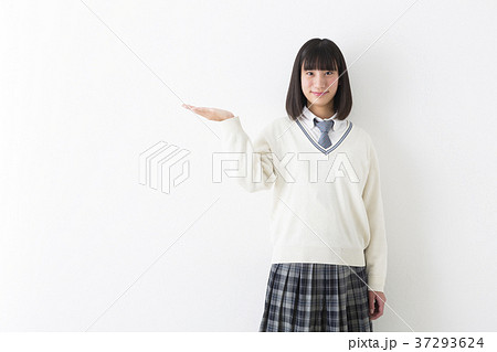 右手を差し出す女子高生 37293624