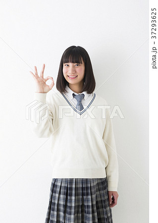 OKサインの女子高生 37293625