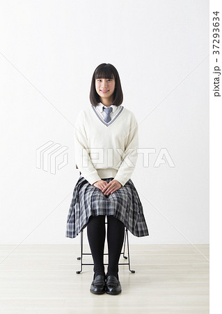 座る女子高生の写真素材