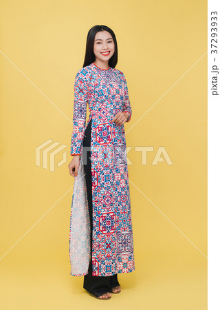 Attractive Vietnamese woman wearing AoDai 37293933
