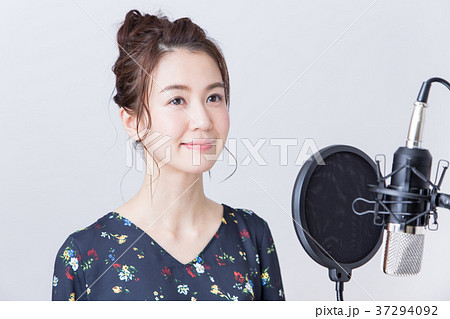 若い女性（ボーカルレッスン） 37294092