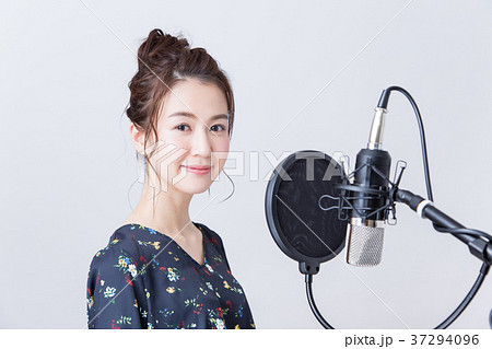 若い女性（ボーカルレッスン） 37294096