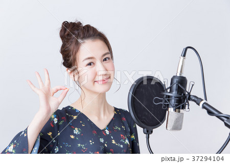 若い女性(ボーカルレッスン) 若い女性(ボーカルレッスン) 37294104