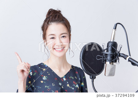 若い女性（ボーカルレッスン） 37294109