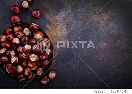 raw chesnuts 37294249