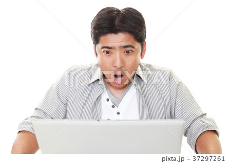 驚いた表情の男性 驚いた表情の男性 37297261