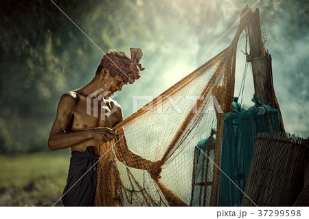 Thailand The fisherman are preparing equipment  37299598