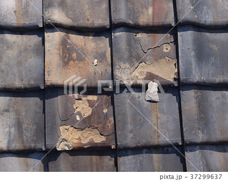 古い日本家屋の瓦屋根 古い日本家屋の瓦屋根 37299637