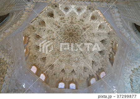 アルハンブラ宮殿 二姉妹の間 鍾乳石の天蓋 37299877