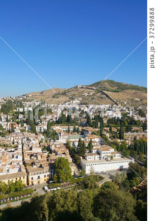 アルハンブラ宮殿から見るアルバイシン地区 37299888